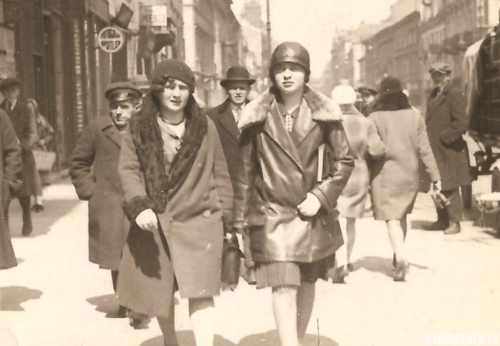 Estera Wajcman with a friend during a walk through the streets of Warsaw, 1929